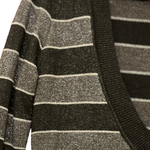 New York & Co Low Vneck Sweater Size Small - Picture 3 of 4